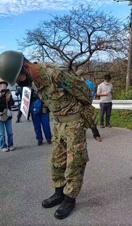 ဆန့်ကျင်တဲ့ပြည်သူတွေက သွားလို့မရအောင်လမ်းပိတ်ထားတဲ့အကြား ဦးညွှန့်ပြီးတောင်းဆိုနေတဲ့ ကိုယ်ပိုင်ကာကွယ်ရေးတပ်သားတစ်ဦး။ သူ့ကိုဘယ်သူက ပြန်ကာကွယ်ပေးပါ့မလဲ?